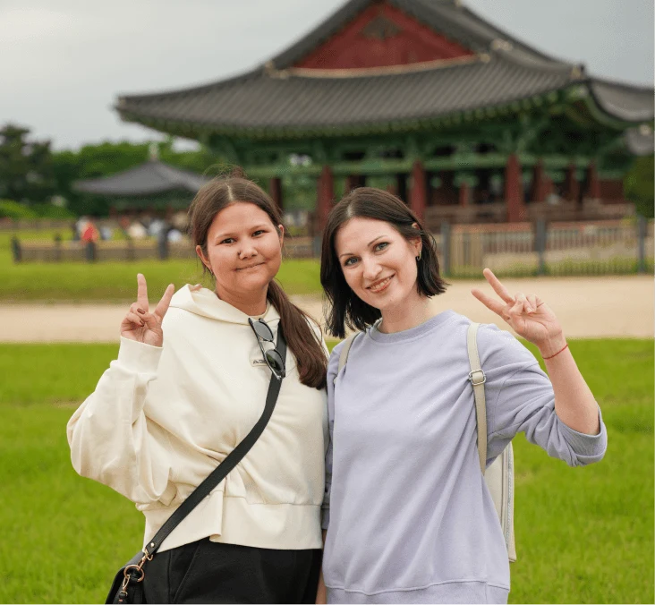 Two travelers in a park by the palace